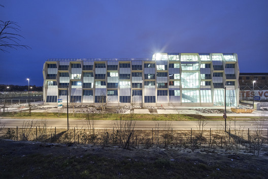 El silo de estacionamiento y colmena de negocios / TANK Architectes - Imagen 10 de 24