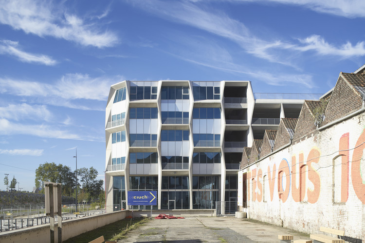 El silo de estacionamiento y colmena de negocios / TANK Architectes - Imagen 1 de 24