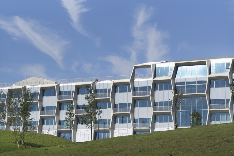 El silo de estacionamiento y colmena de negocios / TANK Architectes - Imagen 2 de 24