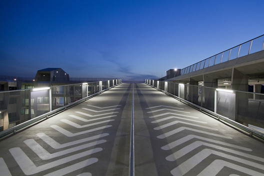 El silo de estacionamiento y colmena de negocios / TANK Architectes - Imagen 7 de 24