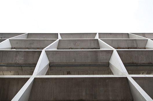 El silo de estacionamiento y colmena de negocios / TANK Architectes - Imagen 12 de 24