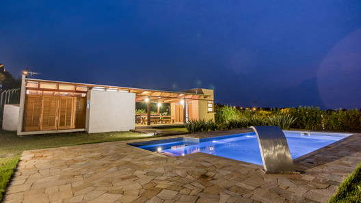 Casa Monte Belo  / Oficina Arquitetura e Design - Fachada