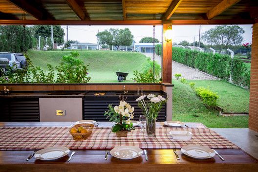 Casa Monte Belo  / Oficina Arquitetura e Design - Mesa, Janela, Iluminação, Pátio, Terraço, Jardim