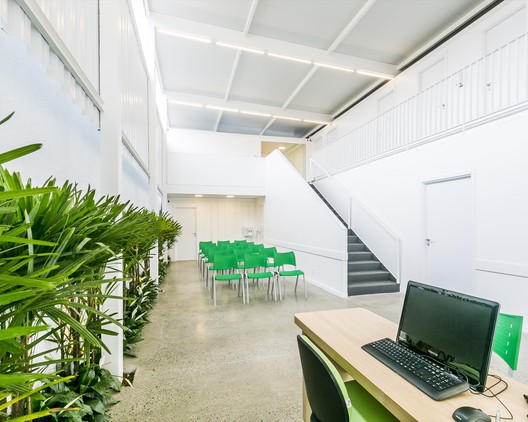 Hospital Compacto CIES Global / NN Arquitetos Associados + OYTO Arquitetura, Planejamento e Construção - Mesa, Cadeira