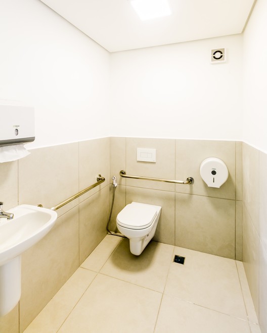 Hospital Compacto CIES Global / NN Arquitetos Associados + OYTO Arquitetura, Planejamento e Construção - Banheiro, Pia, Bacia Sanitária