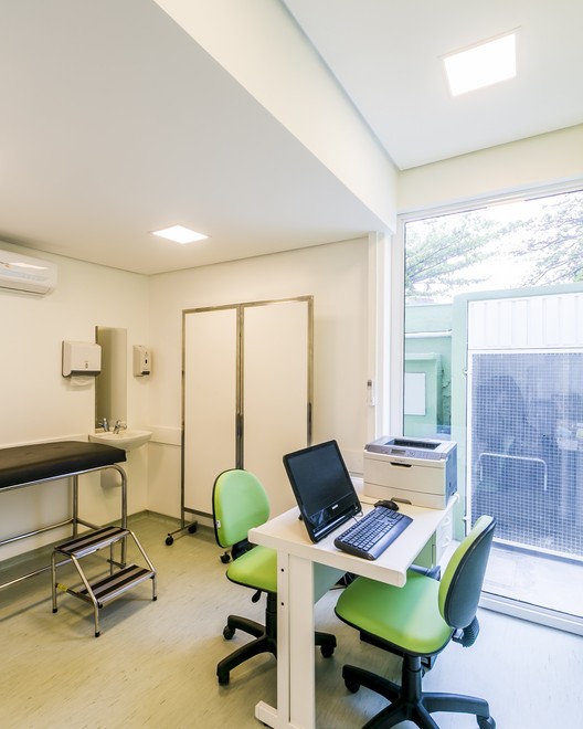 Hospital Compacto CIES Global / NN Arquitetos Associados + OYTO Arquitetura, Planejamento e Construção - Mesa, Janela, Cadeira