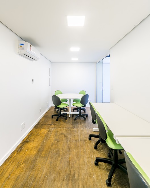 Hospital Compacto CIES Global / NN Arquitetos Associados + OYTO Arquitetura, Planejamento e Construção - Mesa, Cadeira, Iluminação, Janela