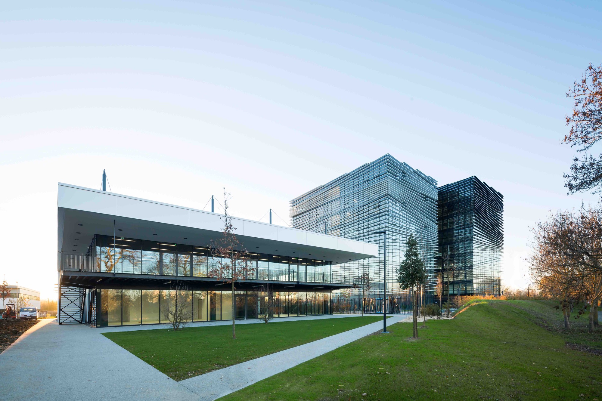 Офисное помещение. Офис открытого типа. Красивый офис. The офис. Молодая компания приобрела здания для офиса.