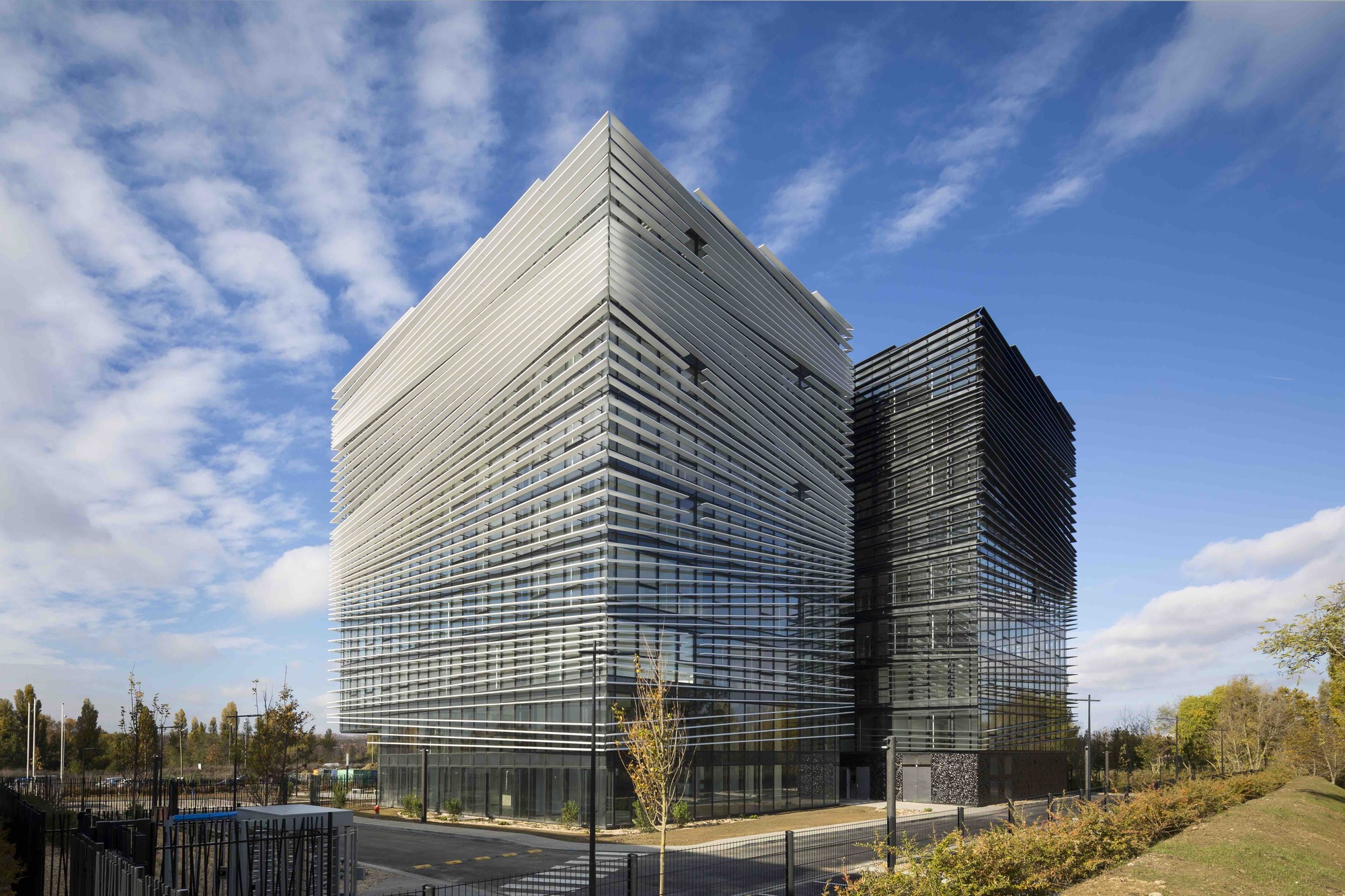Поверхностные здания. Штаб-квартира novartis. Поверхностные здания. Поверхностные здания. Офисный комплекс galeo франция.