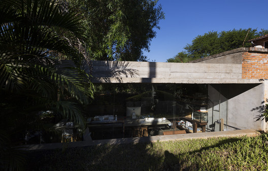 Estudio tda luque / TDA - Fachada, Jardín