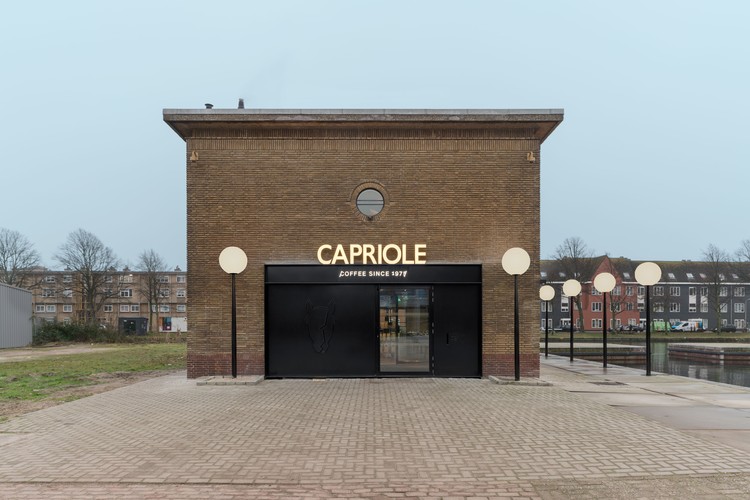洋書『NEW BARS CAFES &PUBS IN ITALY』建築・店舗 Capriole Café / Bureau Fraai | ArchDaily