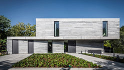 Casa residencial Colonia Hahnwald  / Corneille Uedingslohmann Architekten