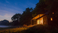 Oak Cabin  / Out of the Valley