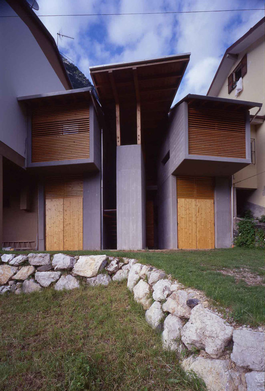 Garage and Utensils’ Depository in Timau  / Ceschia e Mentil Architetti Associati - Other Structures, Garden, Facade