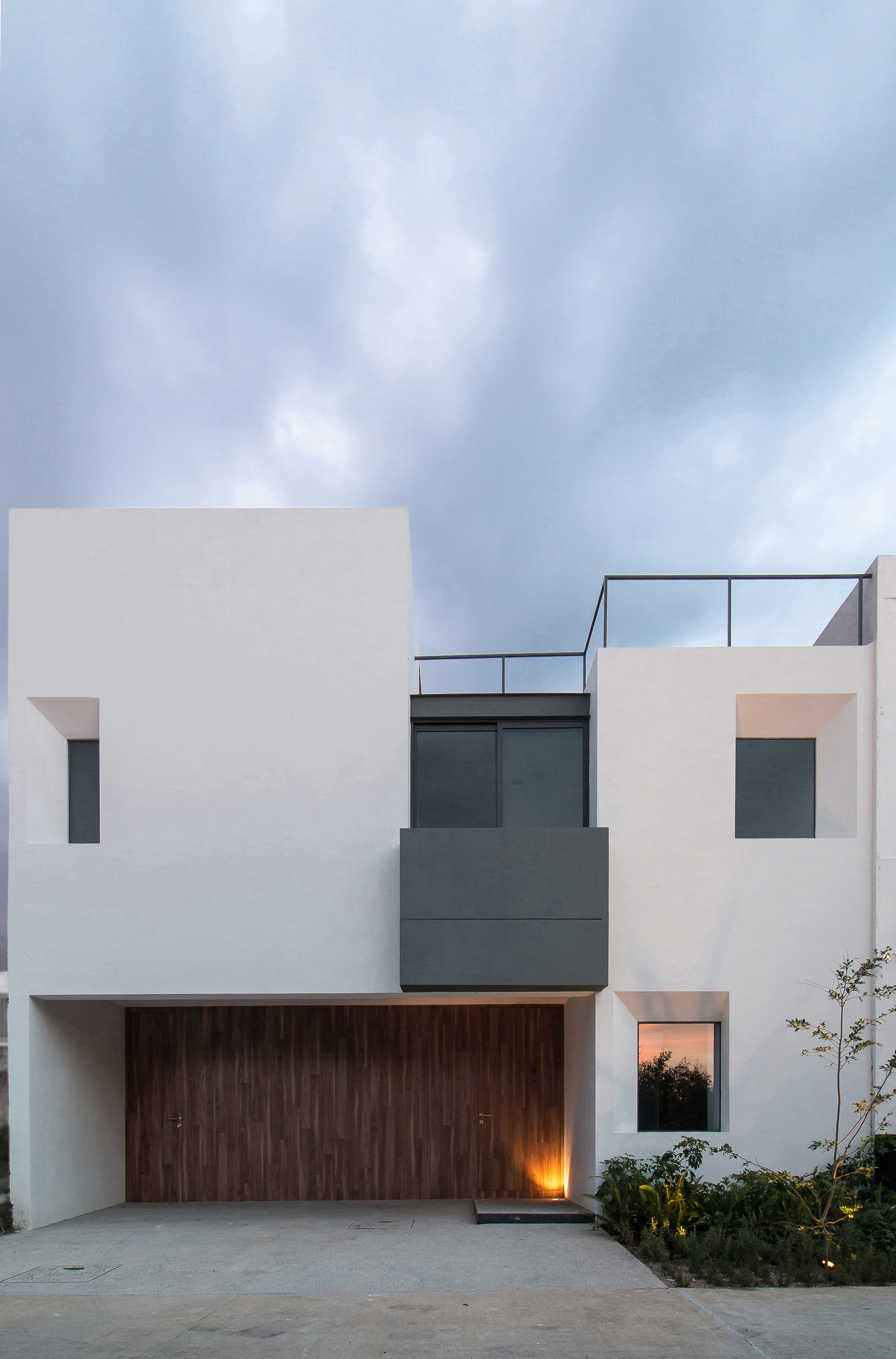 Gallery of Sole Houses / SANTOSCREATIVOS + VTALLER 5