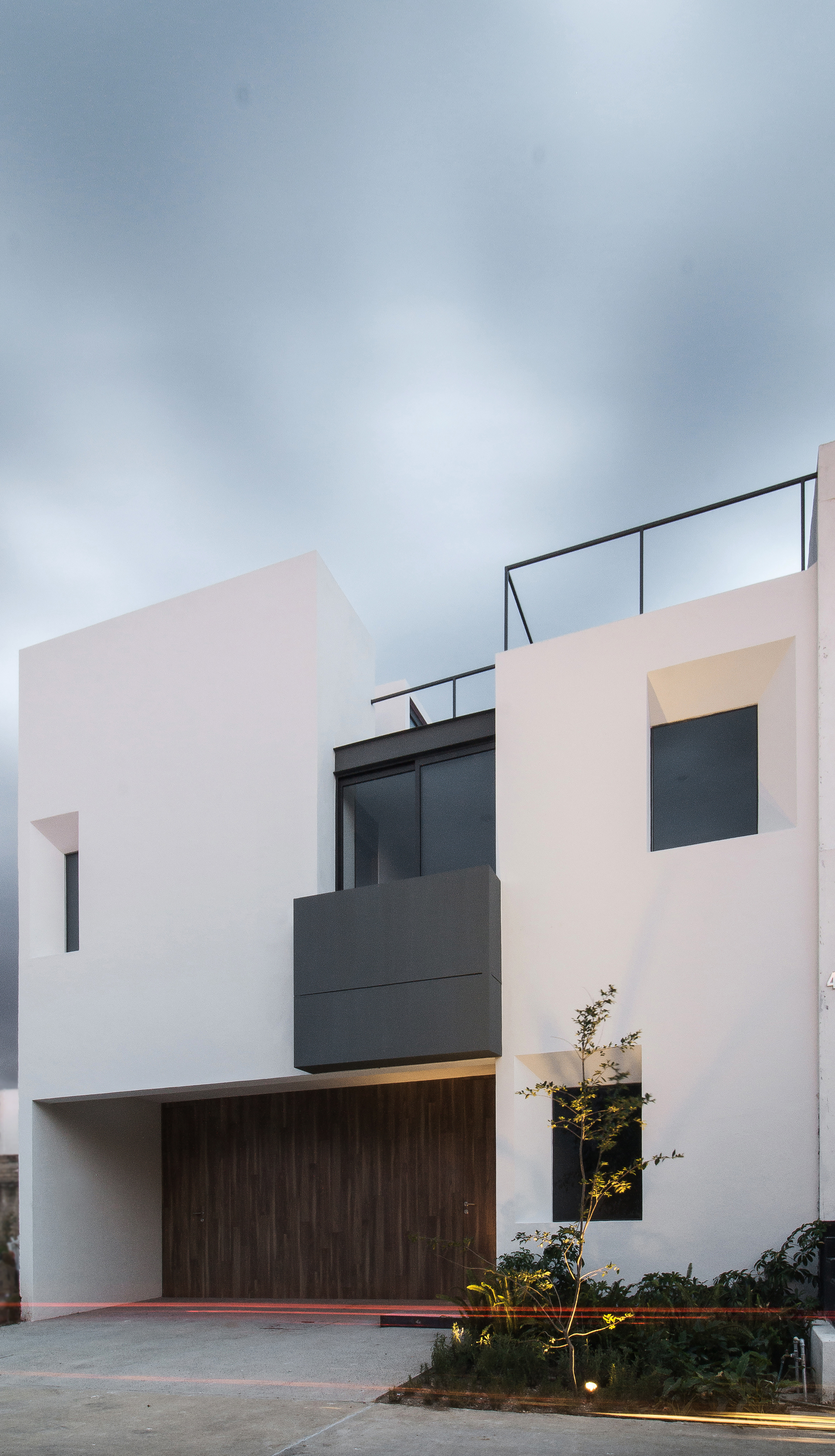 Gallery of Sole Houses / SANTOSCREATIVOS + VTALLER 6