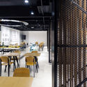 Coffee Craft Beijing: A multi-functional coffee shop with eight magic doors / UUA建筑师事务所 - 咖啡馆