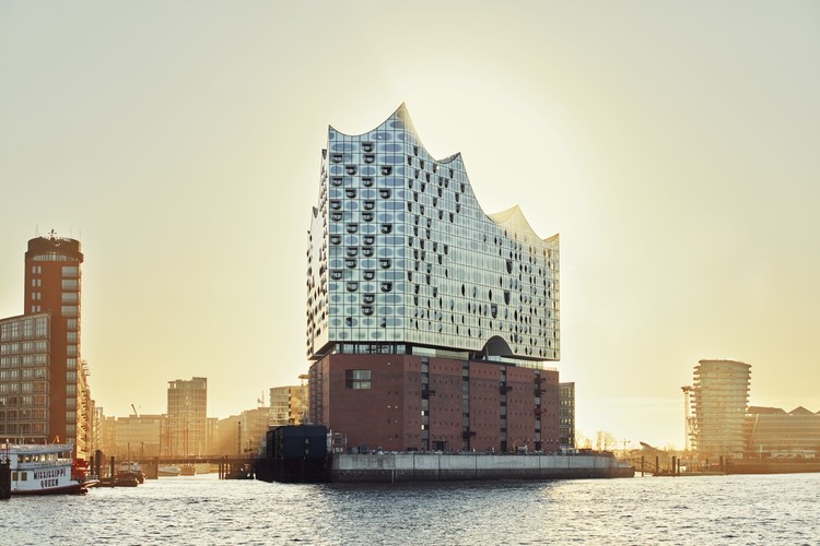 #donotsettle nos lleva dentro de la Elbphilharmonie de Herzog & de Meuron durante su inauguración - Más Imágenes