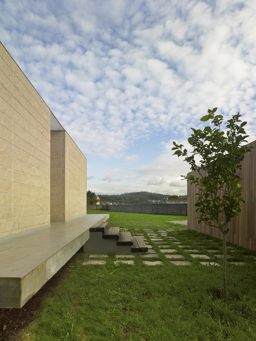 House Between-Lines / OLAestudio - Facade, Garden