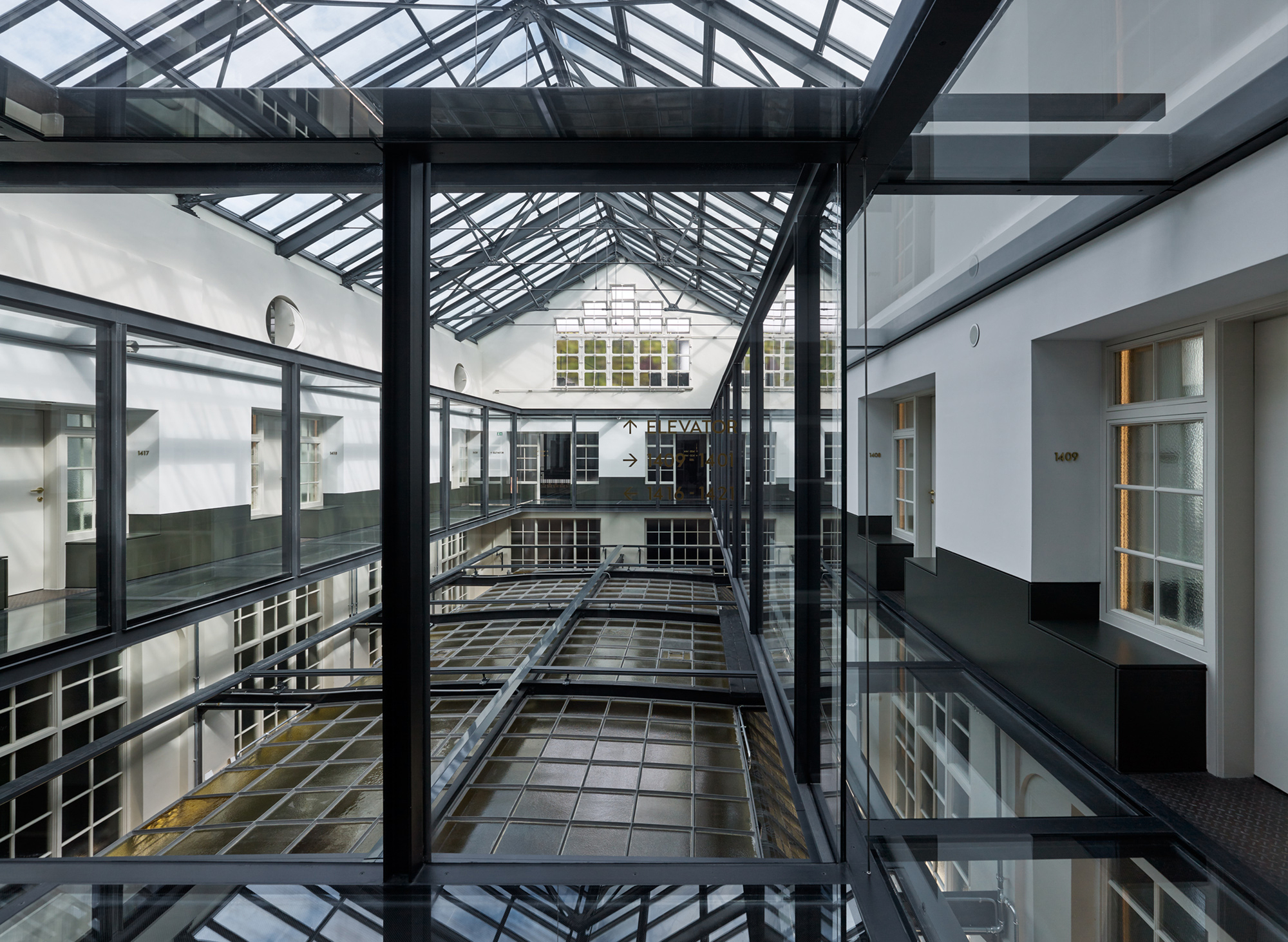 Galeria de Edifício "Banco" + Hotel W / Office Winhov - 4