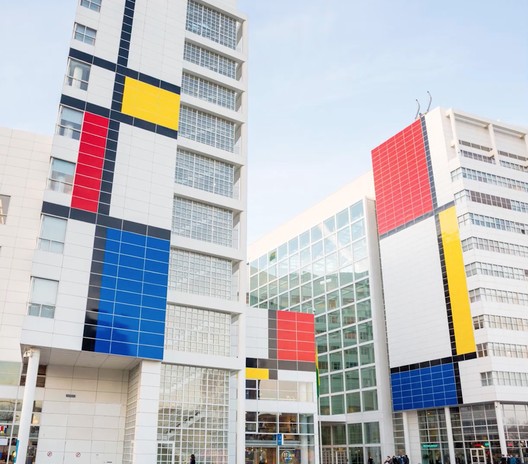 Câmara Municipal de Haia de Richard Meier é pintada como uma obra de Mondrian