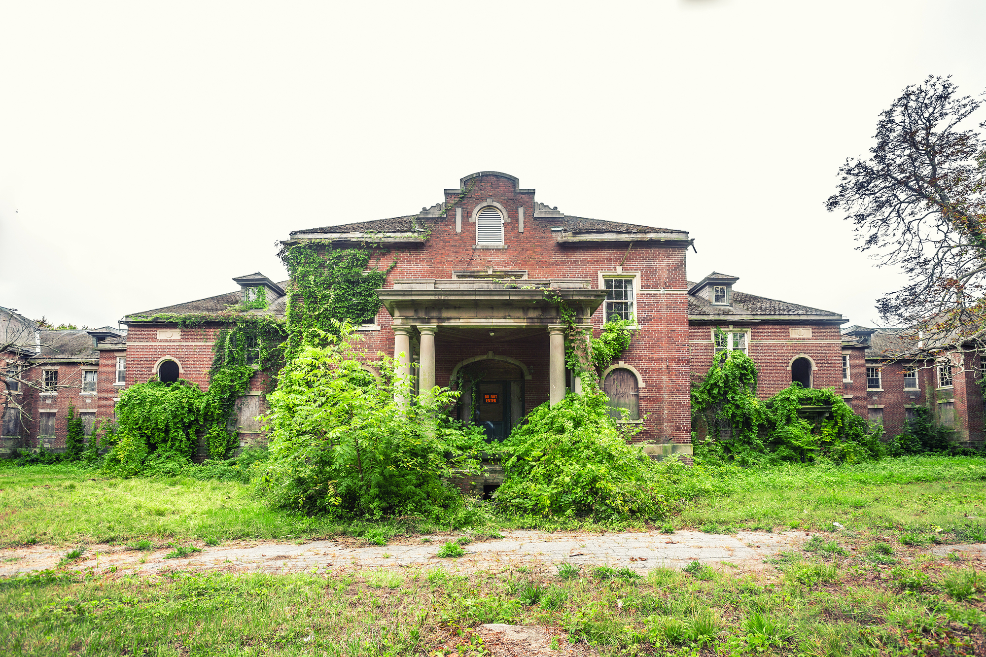 Abandoned Insane Asylum Near Me 
    Exploring the Dark History and Paranormal Claims of Neglected Institutions