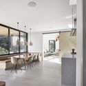 4 Platform 5 Architects Backwater - Ng&ocirc;i nh&agrave; với 3 khối m&aacute;i dốc được ốp gỗ ấn tượng