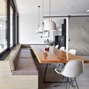 5 Platform 5 Architects Backwater - Ng&ocirc;i nh&agrave; với 3 khối m&aacute;i dốc được ốp gỗ ấn tượng