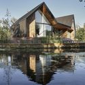 25 Platform 5 Architects Backwater - Ng&ocirc;i nh&agrave; với 3 khối m&aacute;i dốc được ốp gỗ ấn tượng