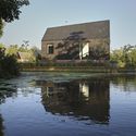 26 Platform 5 Architects Backwater - Ng&ocirc;i nh&agrave; với 3 khối m&aacute;i dốc được ốp gỗ ấn tượng