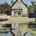 23a Platform 5 Architects Backwater - Ng&ocirc;i nh&agrave; với 3 khối m&aacute;i dốc được ốp gỗ ấn tượng