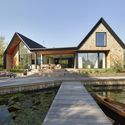 23 Platform 5 Architects Backwater - Ng&ocirc;i nh&agrave; với 3 khối m&aacute;i dốc được ốp gỗ ấn tượng