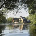 20 Platform 5 Architects Backwater - Ng&ocirc;i nh&agrave; với 3 khối m&aacute;i dốc được ốp gỗ ấn tượng