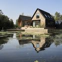 21 Platform 5 Architects Backwater - Ng&ocirc;i nh&agrave; với 3 khối m&aacute;i dốc được ốp gỗ ấn tượng
