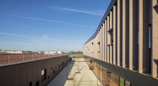 Complejo escolar en Serris  / Ameller Dubois - Imagen 9 de 28