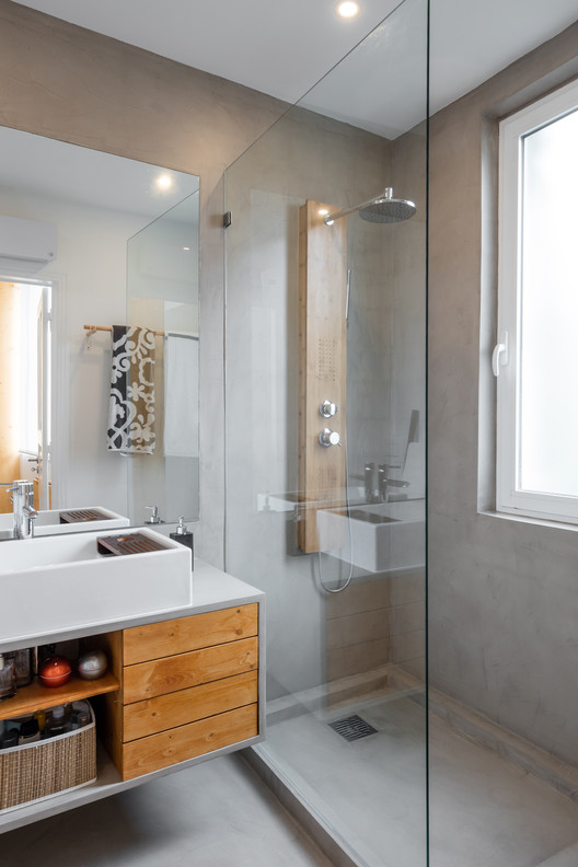 Casa Atelier / Inês Brandão Arquitectura Casa Atelier / Inês Brandão Arquitectura - Pia, Janela, Banheiro, Bancada, Chuveiro