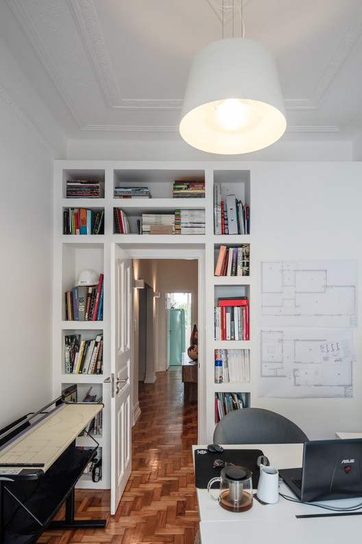 Casa Atelier / Inês Brandão Arquitectura Casa Atelier / Inês Brandão Arquitectura - Mesa, Prateleira, Iluminação, Viga