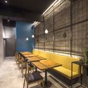 Tres Elefantes  / Olik Studio - Restaurant, Puerta, Mesas, Sillas