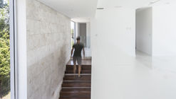 Casa Frente al Lago  / Nicolás Pinto da Mota