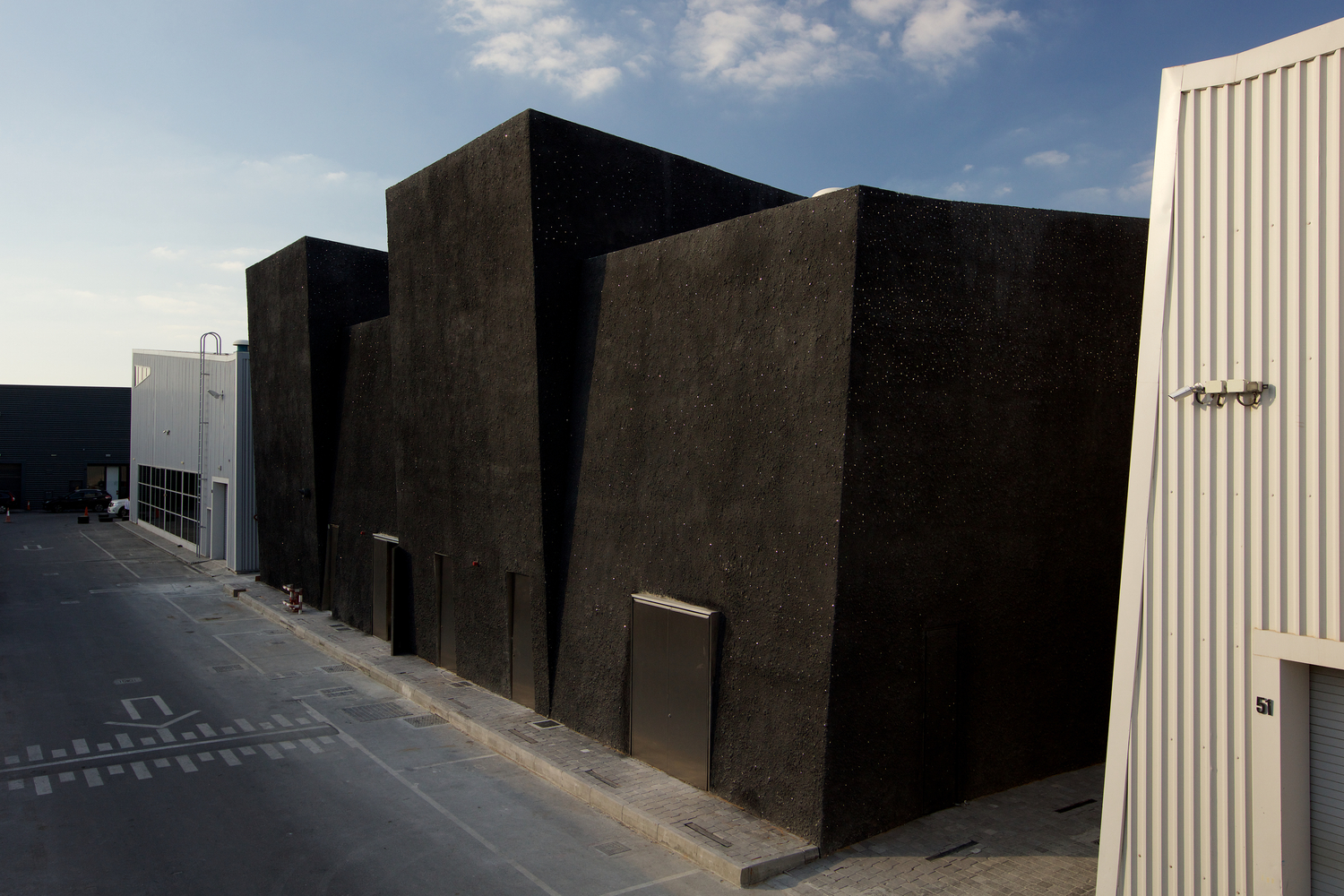 "Concrete" na Alserkal Avenue / OMA - Imagem 4 de 16