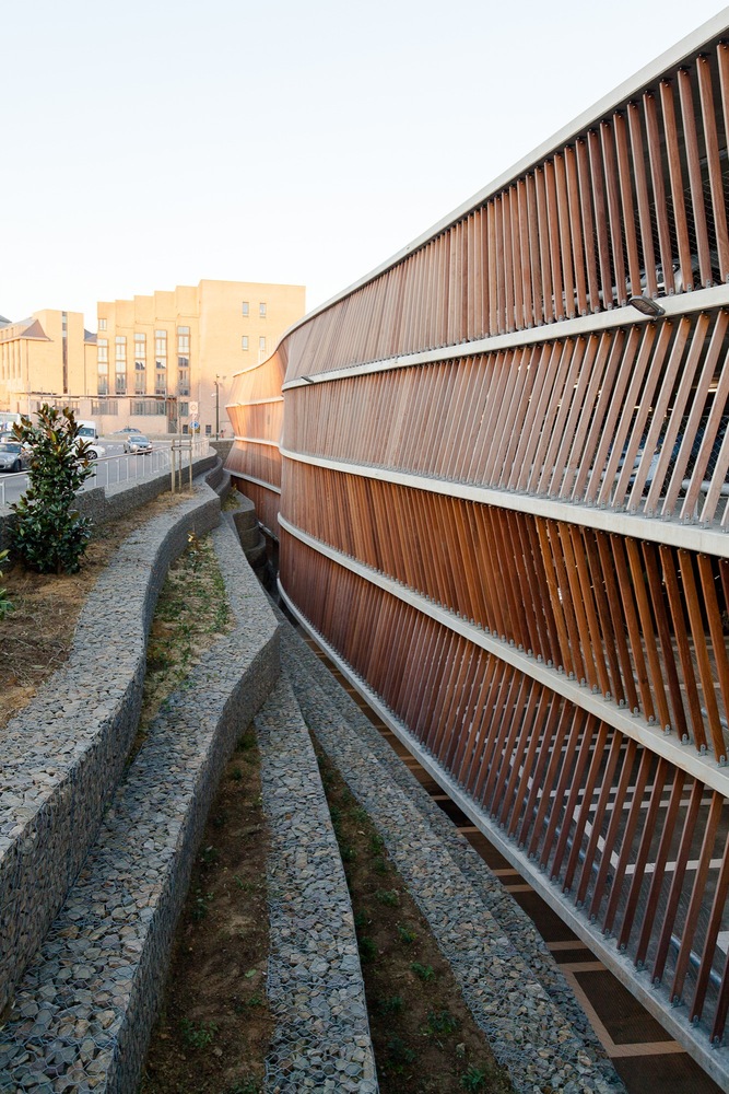 Gallery of Parking Garage Cliniques Universitaires SaintLuc / de Jong