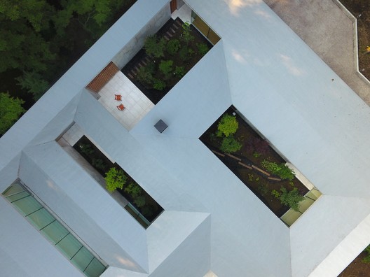 ES UN JARDÍN / ASSISTANT ES UN JARDÍN / ASSISTANT - Imagen 9 de 35