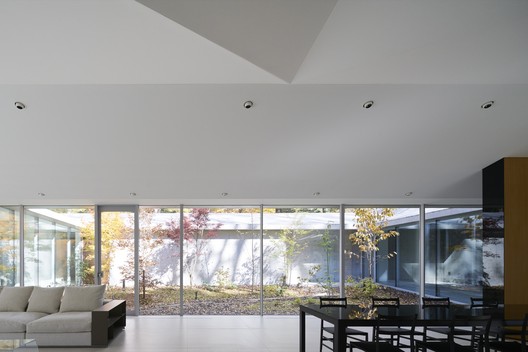 ES UN JARDÍN / ASSISTANT ES UN JARDÍN / ASSISTANT - Imagen 14 de 35