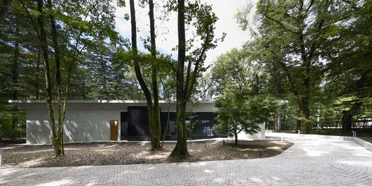 ES UN JARDÍN / ASSISTANT ES UN JARDÍN / ASSISTANT - Imagen 12 de 35