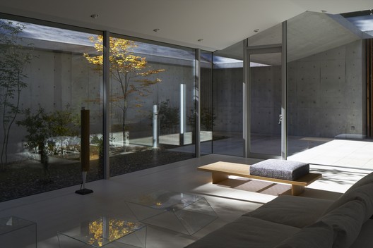 ES UN JARDÍN / ASSISTANT ES UN JARDÍN / ASSISTANT - Imagen 10 de 35