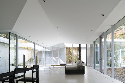 ES UN JARDÍN / ASSISTANT ES UN JARDÍN / ASSISTANT - Imagen 29 de 35