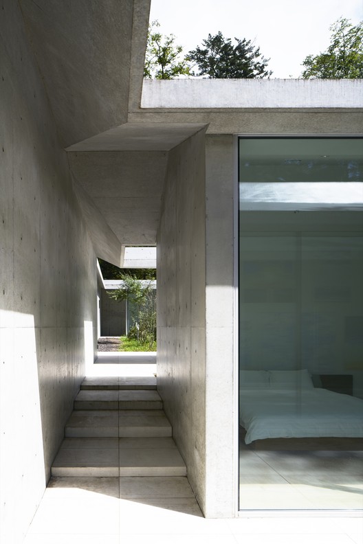 ES UN JARDÍN / ASSISTANT ES UN JARDÍN / ASSISTANT - Imagen 11 de 35