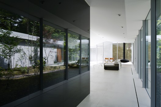 ES UN JARDÍN / ASSISTANT ES UN JARDÍN / ASSISTANT - Imagen 28 de 35