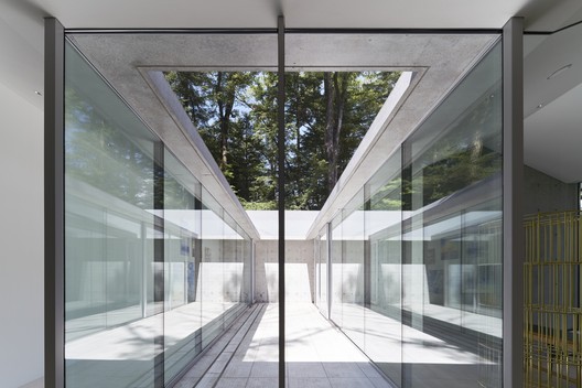 ES UN JARDÍN / ASSISTANT ES UN JARDÍN / ASSISTANT - Imagen 2 de 35