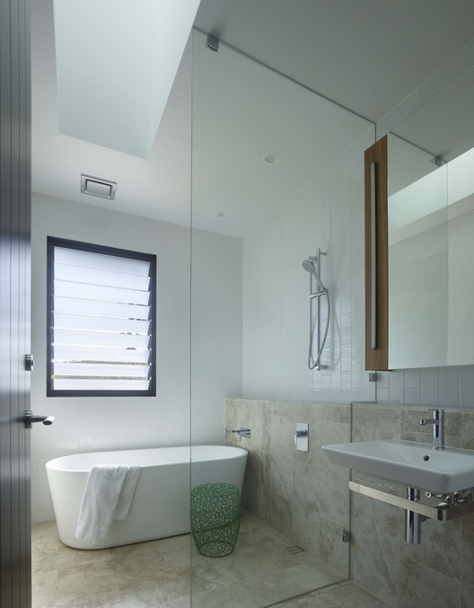 Buena Vista / Shaun Lockyer Architects - Bathtub, Sink, Bathroom, Windows, Shower